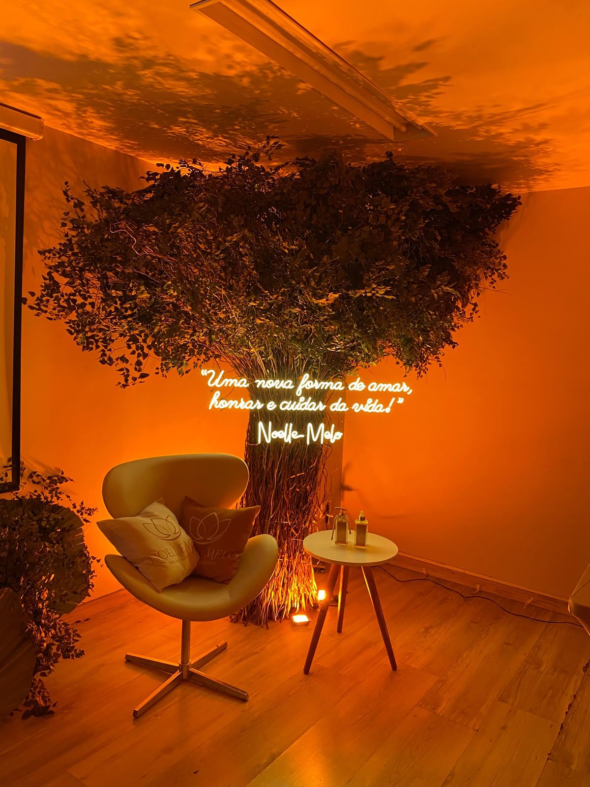 Espaço de pausa da Imersão com o neon Noelle Melo